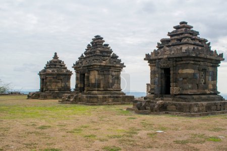 Die drei Tempel von Candi Perwara oder Perwara im Gebiet von Candi Ijo. Diese Tempel befinden sich in Yogyakarta, Indonesien.