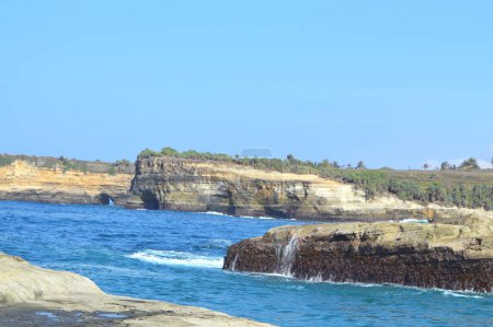 Schöne Wellen mit schönem Blick auf den Strand von Klayar oder Pantai Klayar in Pacitan, Ostjava