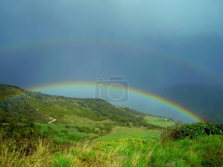 Paisaje de la luz del arco iris en las praderas tras la lluvia