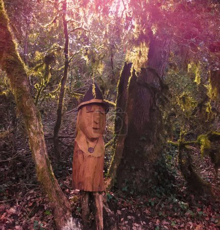 Beschützende Totempfahl aus Holz im verzauberten Wald