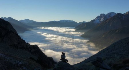 Téléchargez les photos : Paisaje de montaa sobre el mar de nubes - en image libre de droit