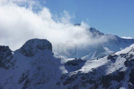 Cresta nevada montanas del Pirineo