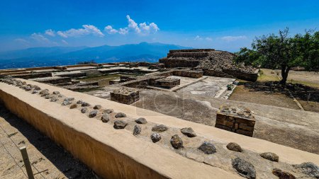 Blick auf das Haus der Altäre und einen Grab- / Tempelhügel an der archäologischen Stätte Atzompa, Oaxaca, Mexiko. Atzompa ist Teil des UNESCO-Weltkulturerbes der Großregion Monte Alban.