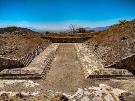 1 von 6 Ballplätzen an der archäologischen Stätte von Atzompa, Oaxaca, Mexiko. Atzompa ist Teil des UNESCO-Weltkulturerbes der Großregion Monte Alban.