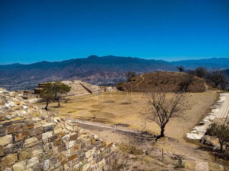 Plaza "A" an der archäologischen Stätte Atzompa, Oaxaca, Mexiko. Atzompa ist Teil des UNESCO-Weltkulturerbes der Großregion Monte Alban.