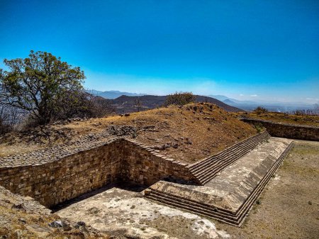 1 von 6 Ballplätzen an der archäologischen Stätte von Atzompa, Oaxaca, Mexiko. Atzompa ist Teil des UNESCO-Weltkulturerbes der Großregion Monte Alban.