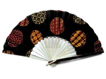 Téléchargez les photos : Kipas Tangan Motif Batik ou ventilateur main Batik en bambou et tissu batik. ventilateur à main motif batik isolé sur fond blanc. Ventilateur à main Bali Indonésie - en image libre de droit