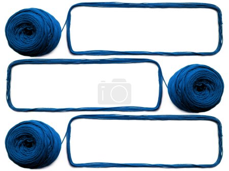 Foto de Fondo de hilo de lana, hilo de punto, también se puede utilizar como un marco de hilo. Hilados de punto azul para artesanías aislados sobre fondo blanco - Imagen libre de derechos