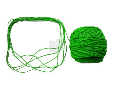 Foto de Fondo de hilo de lana, hilo de punto, también se puede utilizar como un marco de hilo. Hilados de punto verde para artesanías aislados sobre fondo blanco - Imagen libre de derechos