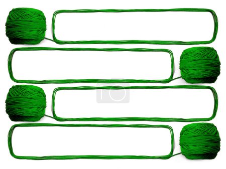 Foto de Fondo de hilo de lana, hilo de punto, también se puede utilizar como un marco de hilo. Hilados de punto verde para artesanías aislados sobre fondo blanco - Imagen libre de derechos