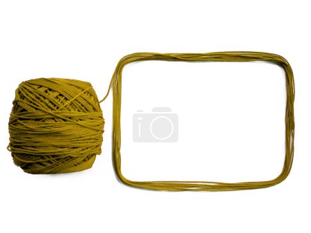 Foto de Fondo de hilo de lana, hilo de punto, también se puede utilizar como un marco de hilo. Hilados de punto amarillo para artesanías aislados sobre fondo blanco - Imagen libre de derechos