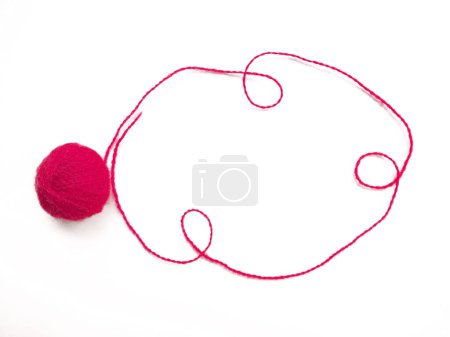 Foto de Fondo de hilo de lana, hilo de punto, también se puede utilizar como un marco de hilo. Hilados de punto rojo para artesanías aislados sobre fondo blanco - Imagen libre de derechos