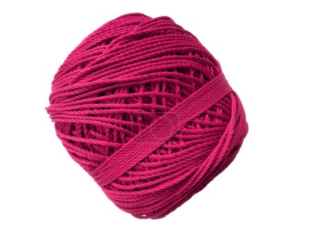Foto de Fondo de hilo de lana, hilo de punto violeta, también se puede utilizar como un marco de hilo. Hilados de punto púrpura para artesanías aislados sobre fondo blanco - Imagen libre de derechos