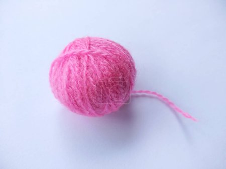 Téléchargez les photos : Fond de fil de laine, fil tricoté, peut également être utilisé comme cadre de fil. Fils à tricoter pour artisanat isolés sur fond blanc - en image libre de droit
