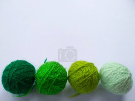 Foto de Fondo de hilo de lana, hilo de punto, también se puede utilizar como un marco de hilo. Hilados de punto para artesanías aislados sobre fondo blanco - Imagen libre de derechos