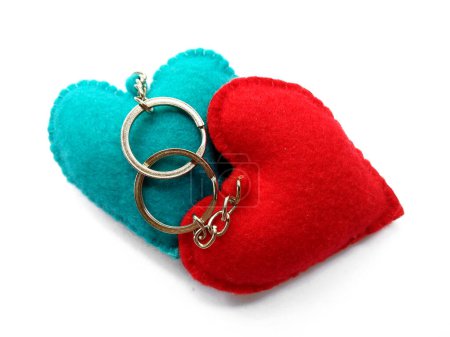 Modèle de fond cardiaque. Fond Saint-Valentin. Coeur pour les décorations de Saint-Valentin. Porte-clés coeur. Porte-clés sur fond blanc