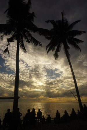 Foto de Esperando el eclipse solar del anillo por la playa - Imagen libre de derechos