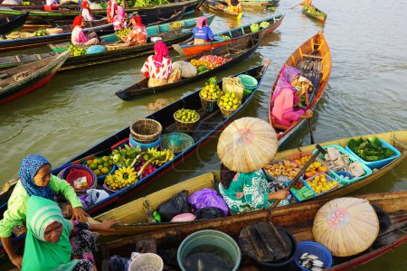 Téléchargez les photos : Activité à Pasar Terapung ou marché flottant Banjarmasin, Kalimantan du Sud, Indonésie - en image libre de droit