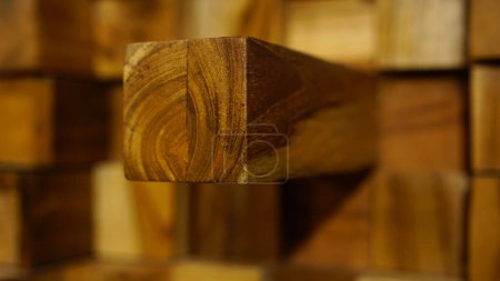 Foto de Bloques de madera del mismo tamaño, textura de madera agradable. Bueno para el fondo y los diseños ornamentales. Enfoque seleccionado - Imagen libre de derechos