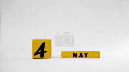 4. MAI Holzkalender. Internationaler Tag der Feuerwehr. Weißer Hintergrund mit Platz für Ihren Text