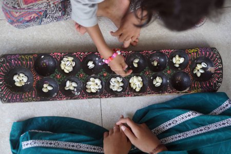 Dakon, ein traditionelles indonesisches Kinderspiel