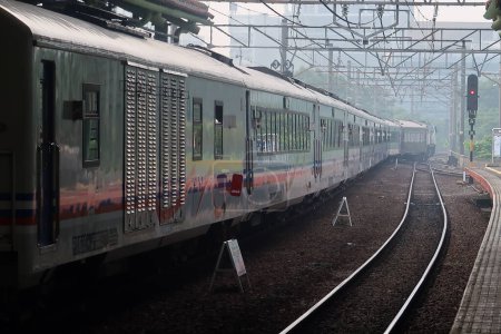 Foto de El tren sale de la estación de Gambir, Yakarta - Imagen libre de derechos