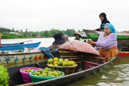 Téléchargez les photos : Activité à Pasar Terapung ou marché flottant Banjarmasin, Kalimantan du Sud, Indonésie - en image libre de droit