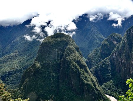Téléchargez les photos : Machu Picchu, una de las 7 maravillas del mundo, Increble santuario inca en el corazn del sur de la Cordillera de Los Andes, a 80 km de la ciudad de Cusco, imperdible arquitectura, flora, fauna y paisaje. - en image libre de droit