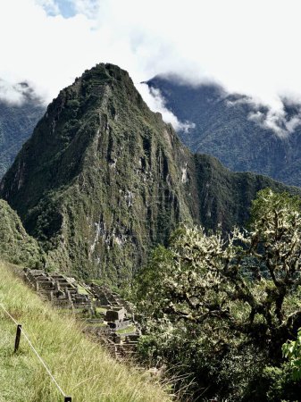 Machu Picchu, monte o pico viejo ', es el nombre contemporneo que se da a antiguo poblado incaico construantes del siglo xv, en la cordillera Oriental del sur del Perú en la cadena montaosa de los Andes a 2430 m sobre el nivel del mar