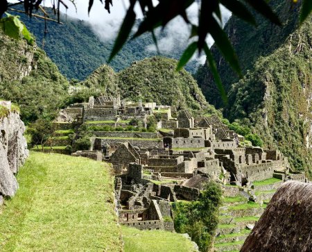 Téléchargez les photos : Machu Picchu , monte o pico viejo', es el nombre contemporneo que se da a antiguo poblado incaico construido antes del siglo xv, en la cordillera Oriental del sur del Peru en la cadena montaosa de los Andes a 2430 m sobre el nivel del mar - en image libre de droit