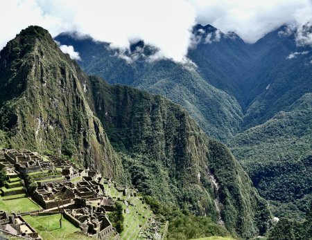 Téléchargez les photos : Machu Picchu , monte o pico viejo', es el nombre contemporaneo que se da a antiguo poblado incaico construido antes del siglo xv, en la cordillera Oriental del sur del Peru en la cadena montaosa de los Andes a 2430 metros sobre nivel del mar - en image libre de droit