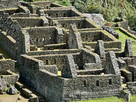 Machu Picchu , monte o pico viejo', es el nombre contemporneo que se da a antiguo poblado incaico construido antes del siglo xv, en la cordillera Oriental del sur del Peru en la cadena montaosa de los Andes a 2430 m sobre el nivel del mar