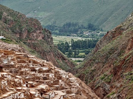  Salineras de Maras son un verdadero espectculo visual, formadas por 3,000 pozos de sal natural alimentados por un manantial subterrneo, ubicadas en el Valle Sagrado de los Incas..                                                             