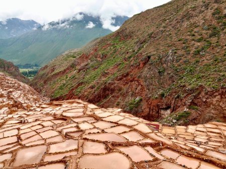Salineras de Maras son un verdadero espectculo visual, formadas por 3,000 pozos de sal natural alimentados por un manantial subterrneo, ubicadas en el Valle Sagrado de los Incas a 50 km de la ciudad de Cusco.                               