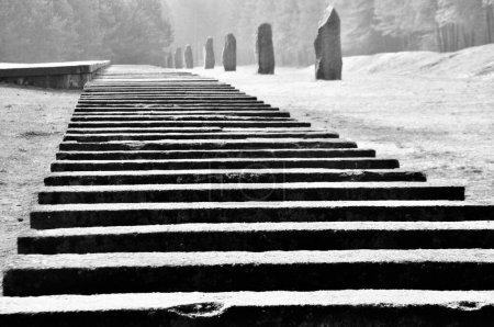 Restos de las vas del tren en Treblinka, campo de concentracoin y exterminio de la Alemania Nazi en territorios polacos ocupados durante la Segunda Guerra Mundial, .