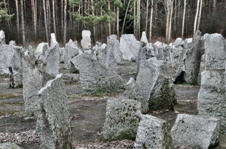 Tristeza y llanto por una gran perdida en los restos de Treblinka, campo de exterminio como smbolo del holocausto junio.
