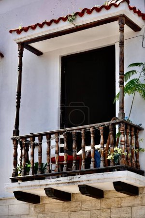 Foto de Tipico balcon en una de las casas de la Ciudad Colonial en Santo  Domingo, Repblica Dominicana. - Imagen libre de derechos