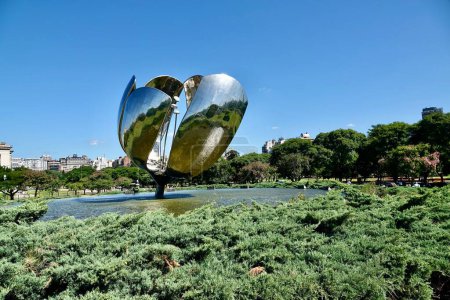   Florlis Generica, flor de metal de Buenos Aires, escultura en movimiento controlada por sistema hidrulico y celulas fotoelctricas, situada en la Plaza de las Naciones Unidas, Palermo, Buenos Aires, Argentina.                             
