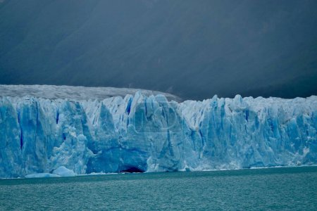                                 Glaciar Perito Moreno, en el Lago Argentino, provincia de Santa Cruz, en la Patagonia Argentina, Parque Nacional Los Glaciares, Argentinien. Una de las maravillas del mundo.                             