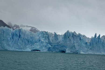     Glaciar Perito Moreno, en el Lago Argentino, provincia de Santa Cruz, en la Patagonia Argentina, Parque Nacional Los Glaciares, Argentina. Una de las maravillas del mundo.                                                         