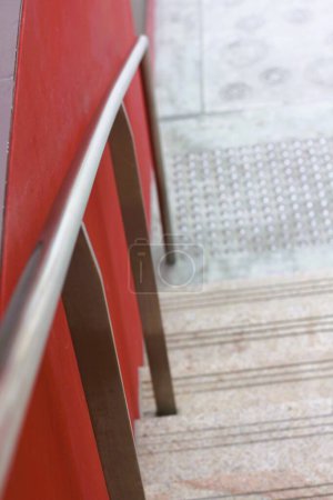 barandilla de escalera con paredes rojas
