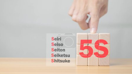 5S-Prinzip Japanische Wörter für 5S-Konzepte auf Holzwürfeln.