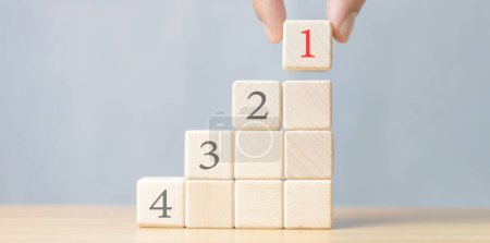 Téléchargez les photos : Concept de gestion Priorité de toute activité Définissez la priorité des tâches Organisez vos activités. cubes en bois avec numéros 1, 2, 3 et 4 - en image libre de droit