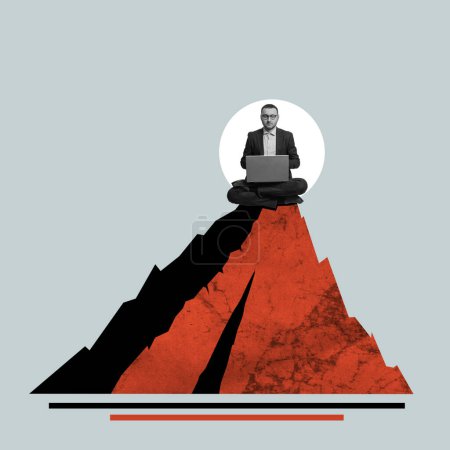 Ein Mann mit Laptop sitzt auf dem Gipfel eines Berges. Kunstcollage.