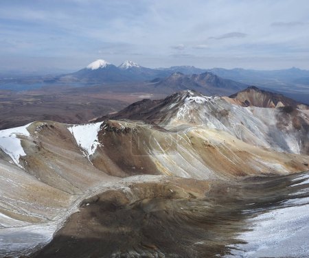 Volcán Cerro Acotango, en Bolivia. Escalando el Cerro Acotango, en la frontera entre Bolivia y Chile. 6052 metros de altura, con impresionantes vistas de los volcanes Sajama y Parinacota. 