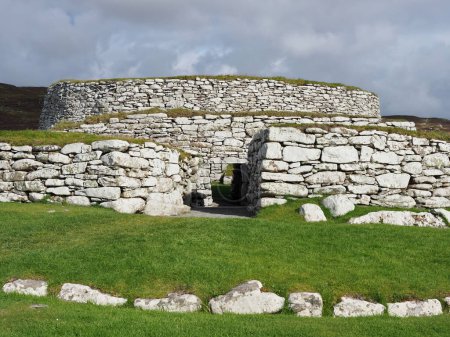Broche Clickimin à Lerwick, îles Shetland. La Broche de Clickimin (aussi Clickimin ou Clickhimin) est une grande broche bien conservée. Il est situé sur la rive sud du Clickimin Loch. C'est l'un des sites de broches les mieux préservés des Shetland.
