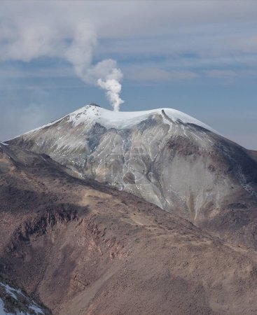 Foto de Volcán Cerro Acotango, en Bolivia. Escalando el Cerro Acotango, en la frontera entre Bolivia y Chile. 6052 metros de altura, con impresionantes vistas de los volcanes Sajama y Parinacota. - Imagen libre de derechos