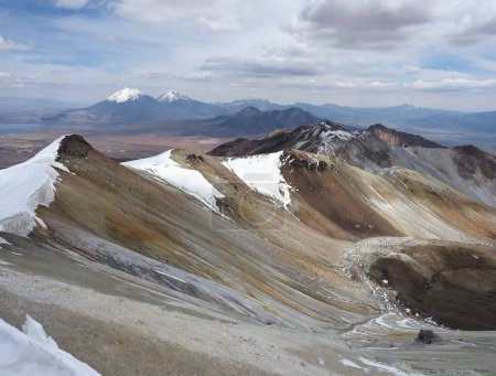 Vulkan Cerro Acotango in Bolivien. Besteigung des Cerro Acotango an der Grenze zwischen Bolivien und Chile. 6052 Meter hoch, mit atemberaubender Aussicht auf die Vulkane Sajama und Parinacota. 
