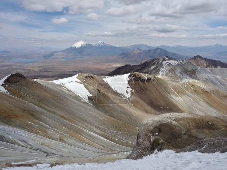 Vulkan Cerro Acotango in Bolivien. Besteigung des Cerro Acotango an der Grenze zwischen Bolivien und Chile. 6052 Meter hoch, mit atemberaubender Aussicht auf die Vulkane Sajama und Parinacota. 