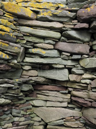 Jarlshof, site archéologique préhistorique et établissement nordique. Les îles Shetland. L'Écosse. Jarlshof est l'un des sites archéologiques les plus remarquables jamais fouillés en Grande-Bretagne. Il contient des vestiges datant de 2500 av. J.-C. jusqu'au XVIIe siècle après JC.